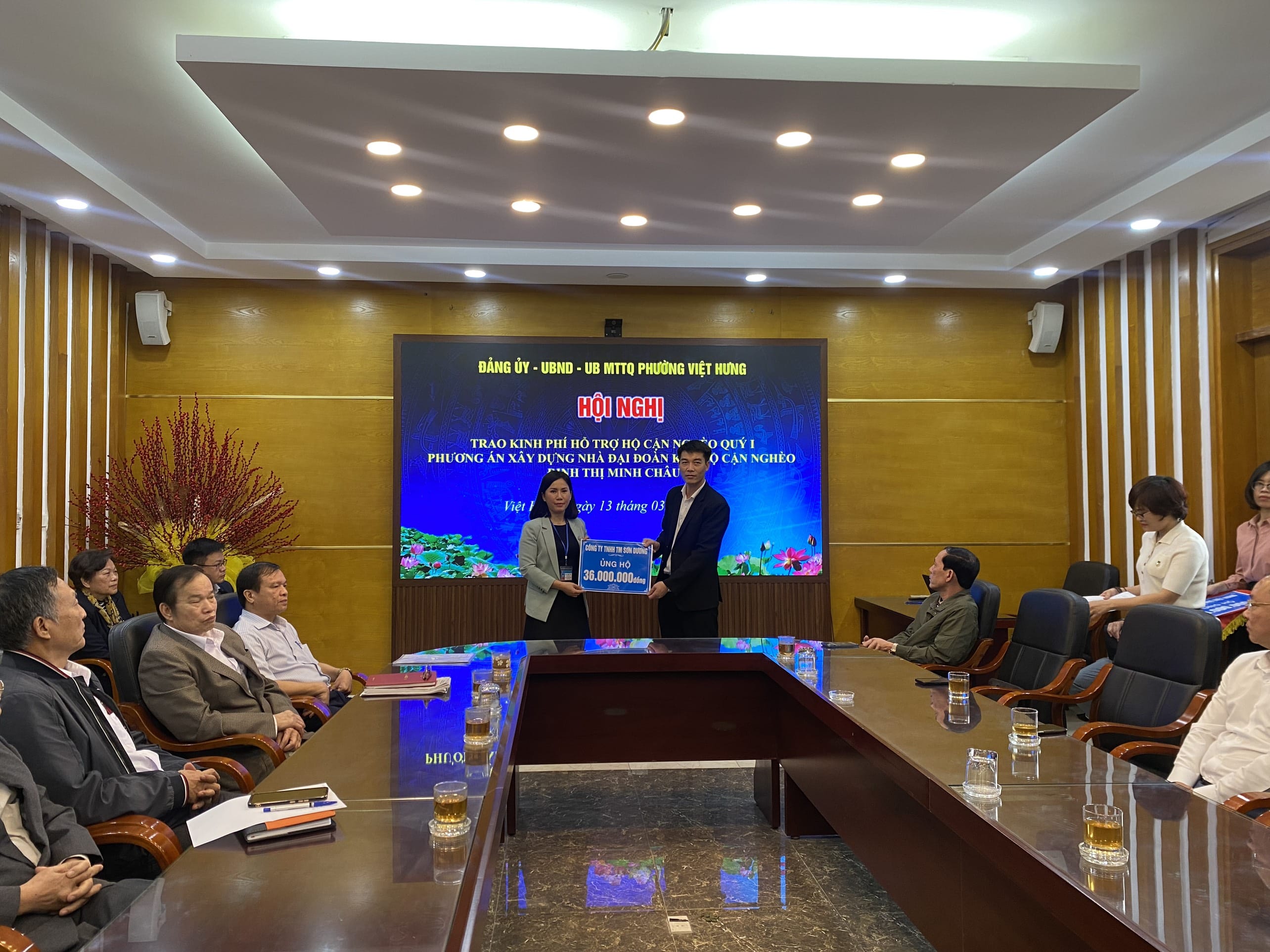 Đại diện Công ty TNHH Thương mại Sơn Dương - Phó Giám đốc ông Ngô Tùng Hiệp lên trao kinh phí hỗ trợ